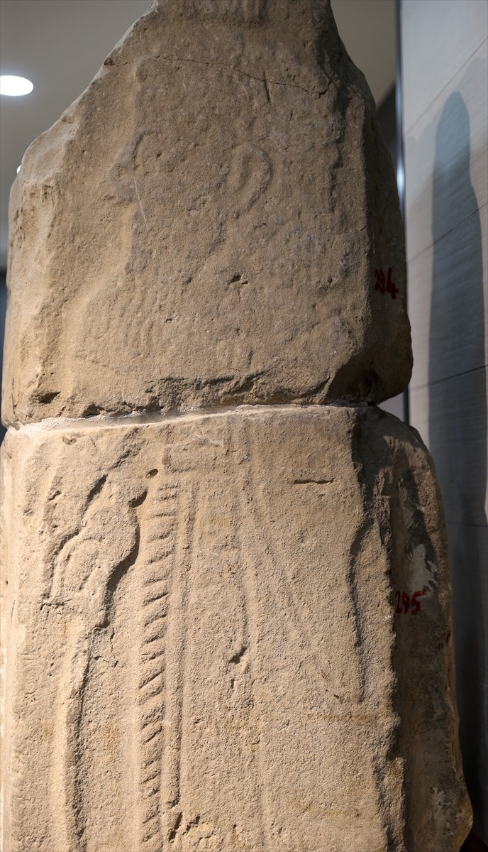 Sivas Arkeoloji Müzesi'nde sergilenen İspekçir stelinde (taş eser) Hititlerin Anadolu'daki son...