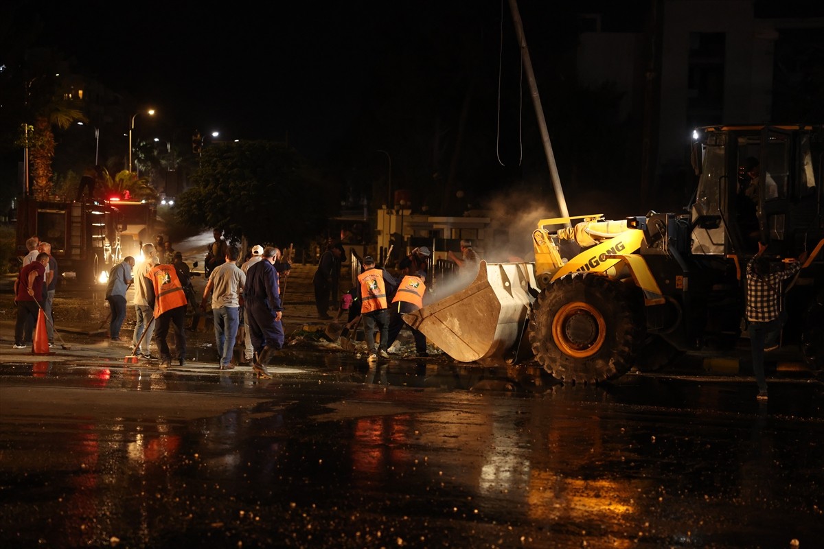 Suriye'nin başkenti Şam'da İsrail'in hava saldırıları nedeniyle kapanan yollarda enkaz kaldırma...