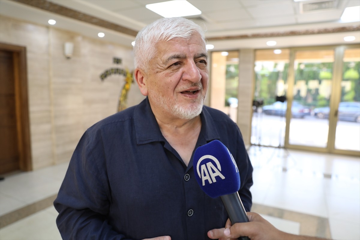 Suriye'nin başkenti Şam’a bağlı Deyr Kanun beldesinde, Baas rejiminin çökmesinin ardından hadis...