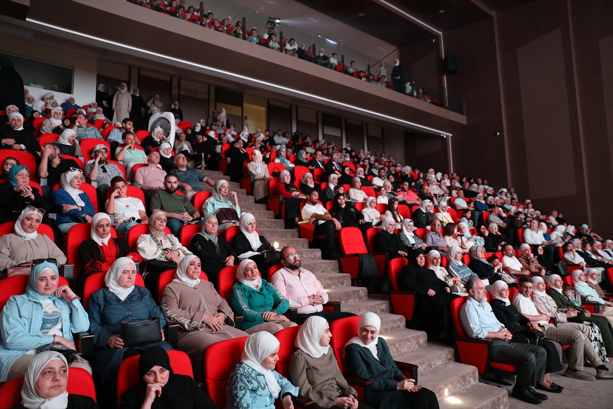 Suriye'nin başkenti Şam’a bağlı Deyr Kanun beldesinde, Baas rejiminin çökmesinin ardından hadis...