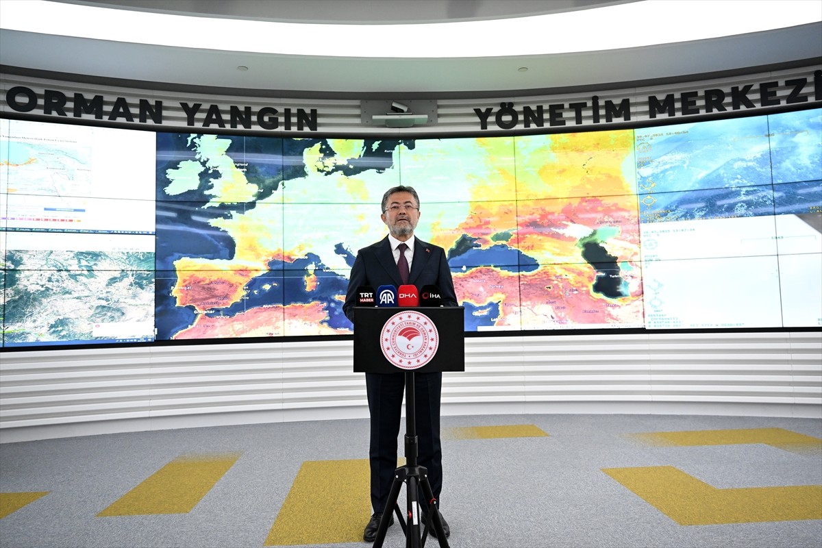 Tarım ve Orman Bakanı İbrahim Yumaklı, Orman Genel Müdürlüğü Yangın Yönetim Merkezi'nde orman...