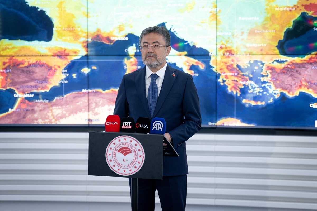 Tarım ve Orman Bakanı İbrahim Yumaklı, Orman Genel Müdürlüğü Yangın Yönetim Merkezi'ndeki basın...