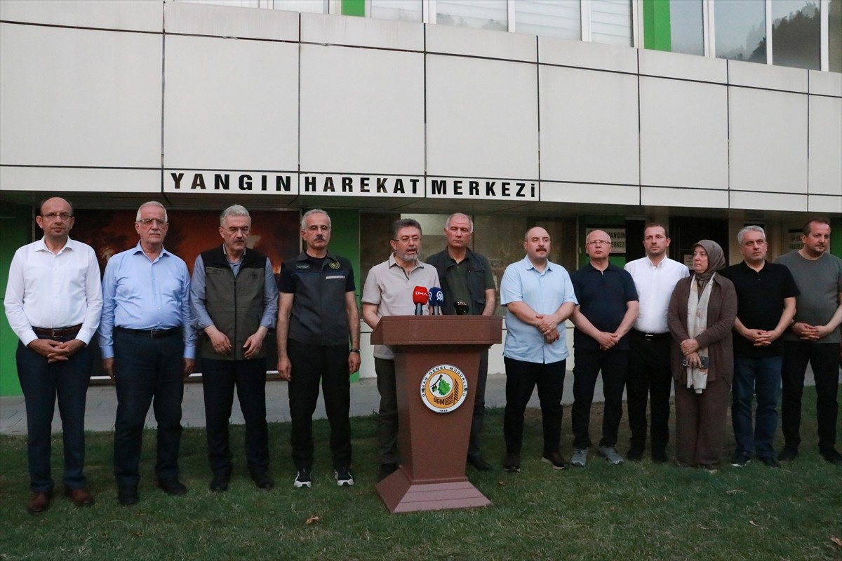 Tarım ve Orman Bakanı İbrahim Yumaklı (ortada), Ulaştırma ve Altyapı Bakanı Abdulkadir Uraloğlu...