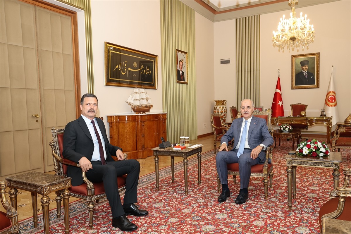 TBMM Başkanı Numan Kurtulmuş, makamında, Türkiye İşçi Partisi (TİP) Genel Başkanı Erkan Baş ile...