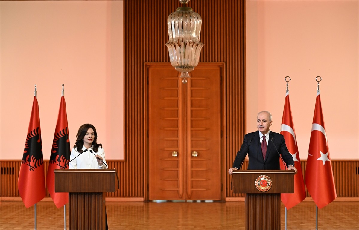 TBMM Başkanı Numan Kurtulmuş (sağda), Meclis Tören Salonu'nda Arnavutluk Meclis Başkanı Elisa...