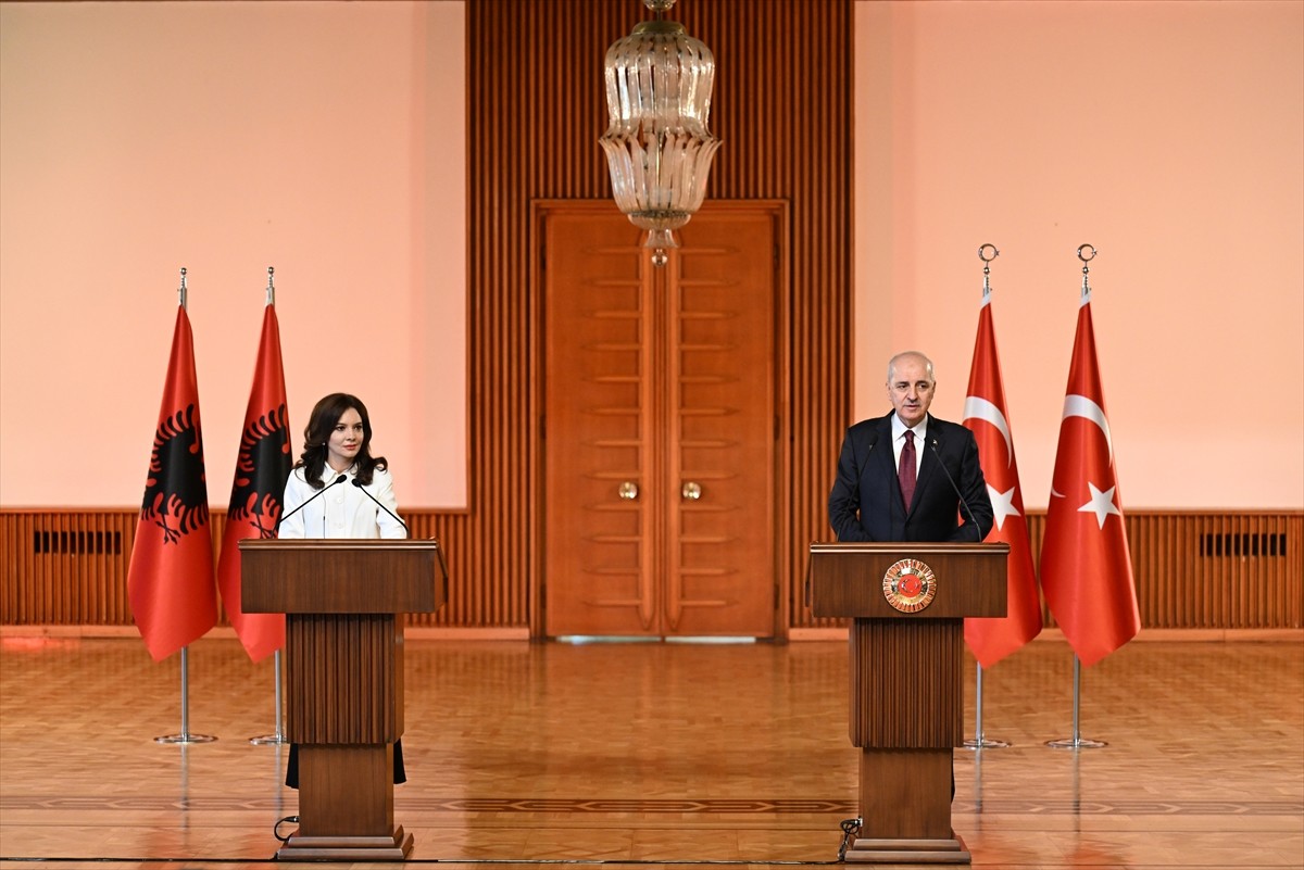 TBMM Başkanı Numan Kurtulmuş (sağda), Meclis Tören Salonu'nda Arnavutluk Meclis Başkanı Elisa...