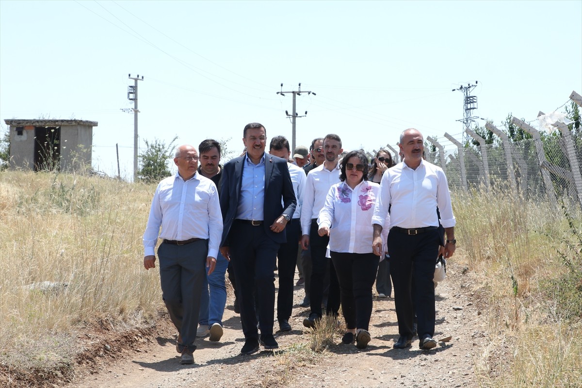 TBMM Zirai Don Olayını Araştırma Komisyonu üyeleri, Eskişehir'in Mihalıççık ilçesinde zirai dondan...