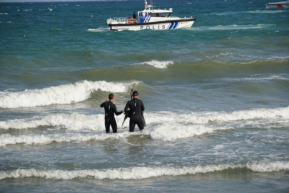 Tekirdağ'da denizde boğulma tehlikesi geçiren genç kurtarıldı, kaybolan arkadaşı için arama...