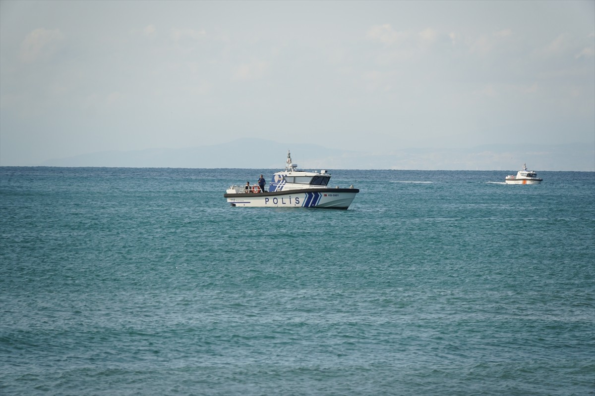 Tekirdağ'da denizde kaybolan çocuğu arama çalışmaları devam ediyor. Arama kurtarma çalışmalarına...