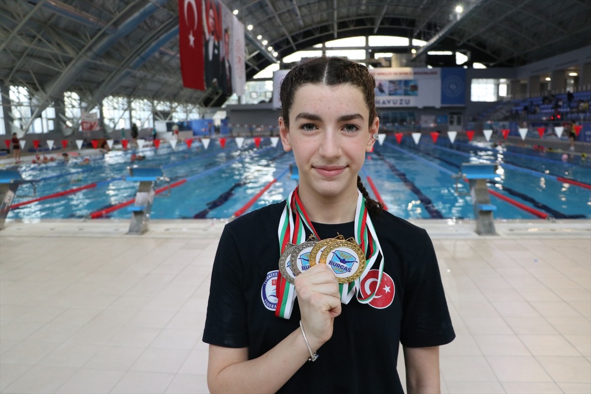 Tekirdağ'da küçük yaşlarda başladığı yüzmede Türkiye şampiyonlukları bulunan ve toplam 60 madalya...
