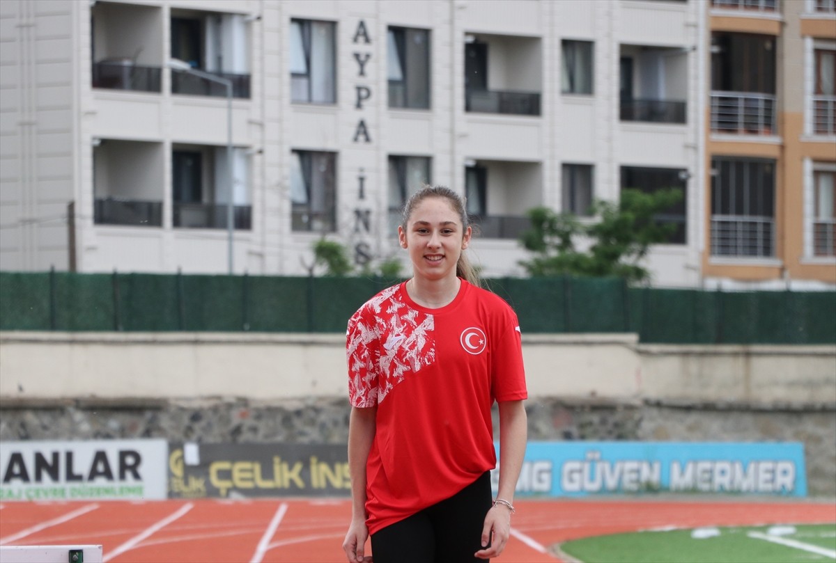 Tekirdağ'da tekvandoyu bırakıp 4 sene önce atletizme başlayan 14 yaşındaki Ayşe Nazlı Aydın...