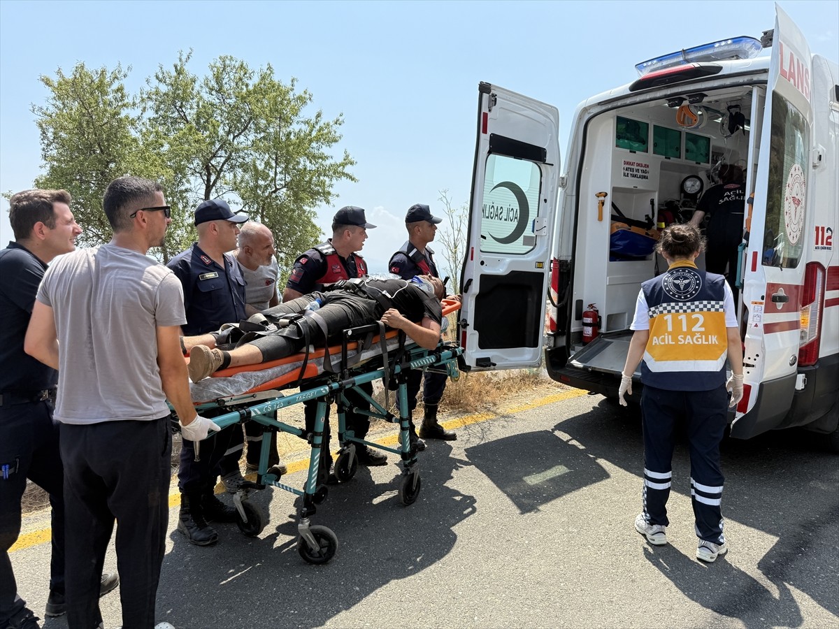 Tekirdağ'da uçurumdan düşen genç yaralandı. Ekiplerce bir saatlik çalışmanın ardından bulunduğu...