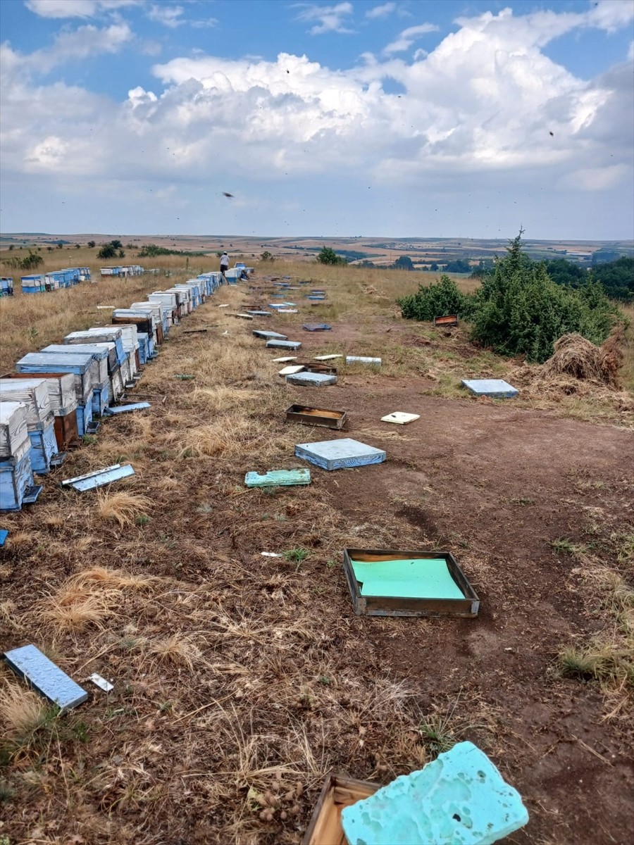 Tekirdağ'ın Hayrabolu ilçesinde etkili olan sağanak ile dolu hayatı olumsuz etkiledi. Umurça...