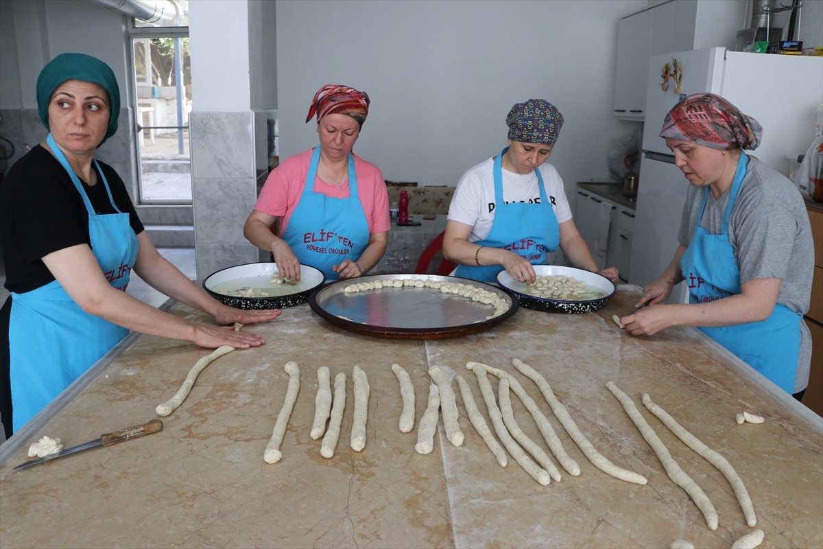 Tekirdağ’da yaşayan 41 yaşındaki Elif Görgülü (solda), babaannesinden öğrendiği geleneksel...