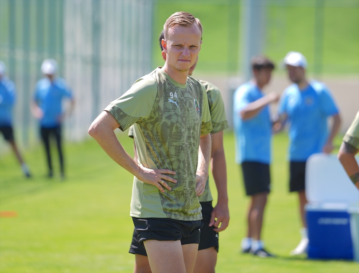 Tendyol Süper Lig ekiplerinden Corendon Alanyaspor’un Kosovalı futbolcusu Florent Hadergjonaj...