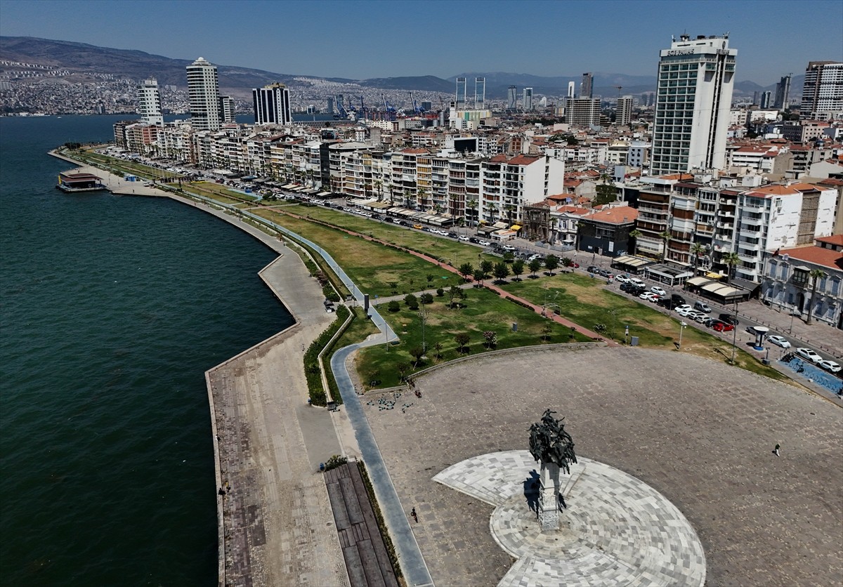 Termometrelerin 42 dereceyi gösterdiği İzmir'de, sıcak hava nedeniyle sahil şeridi boş kaldı....