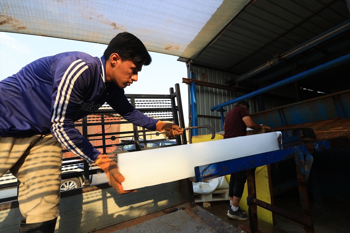 Termometrelerin 50 dereceyi aştığı Irak'ta özellikle başkent Bağdat'ın yanı sıra Basra ve diğer...