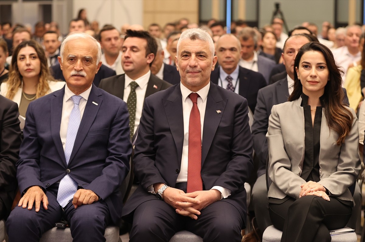 Ticaret Bakanı Ömer Bolat (ortada), resmi temaslarda bulunmak üzere geldiği Tiflis'te Gürcistan...