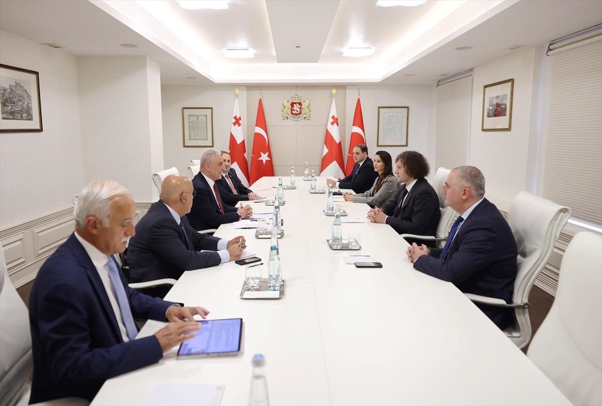 Ticaret Bakanı Ömer Bolat, resmi temaslarda bulunmak üzere geldiği Tiflis'te Gürcistan Başbakanı...
