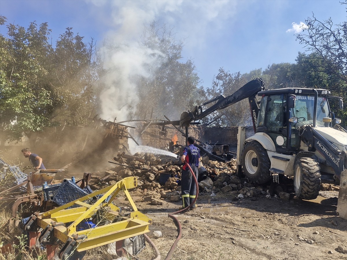 Tokat'ın Erbaa ilçesinde çıkan yangında 1,5 ton buğday, 1 ton gübre ve 2 traktör kullanılamaz hale...