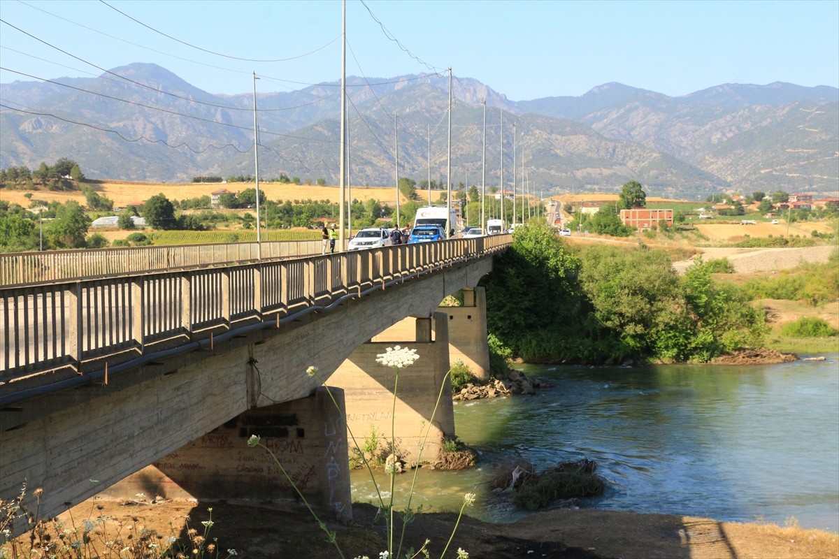 Tokat'ın Erbaa ilçesinde serinlemek için girdiği Kelkit Çayı'nda sular yükselince mahsur kalan...