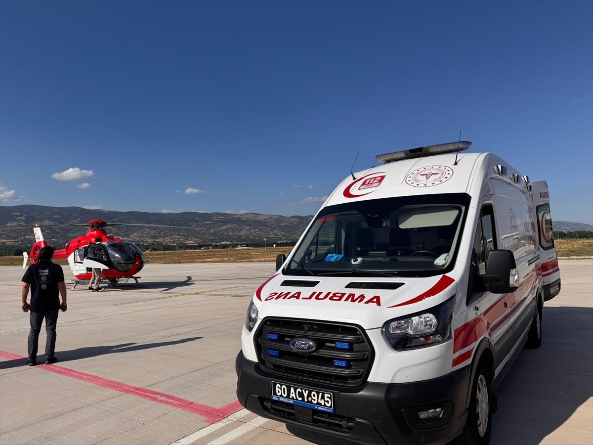 Tokat'ta evde geçirdiği kaza sonucu parmakları kopan 3 yaşındaki çocuk, ambulans helikopterle...