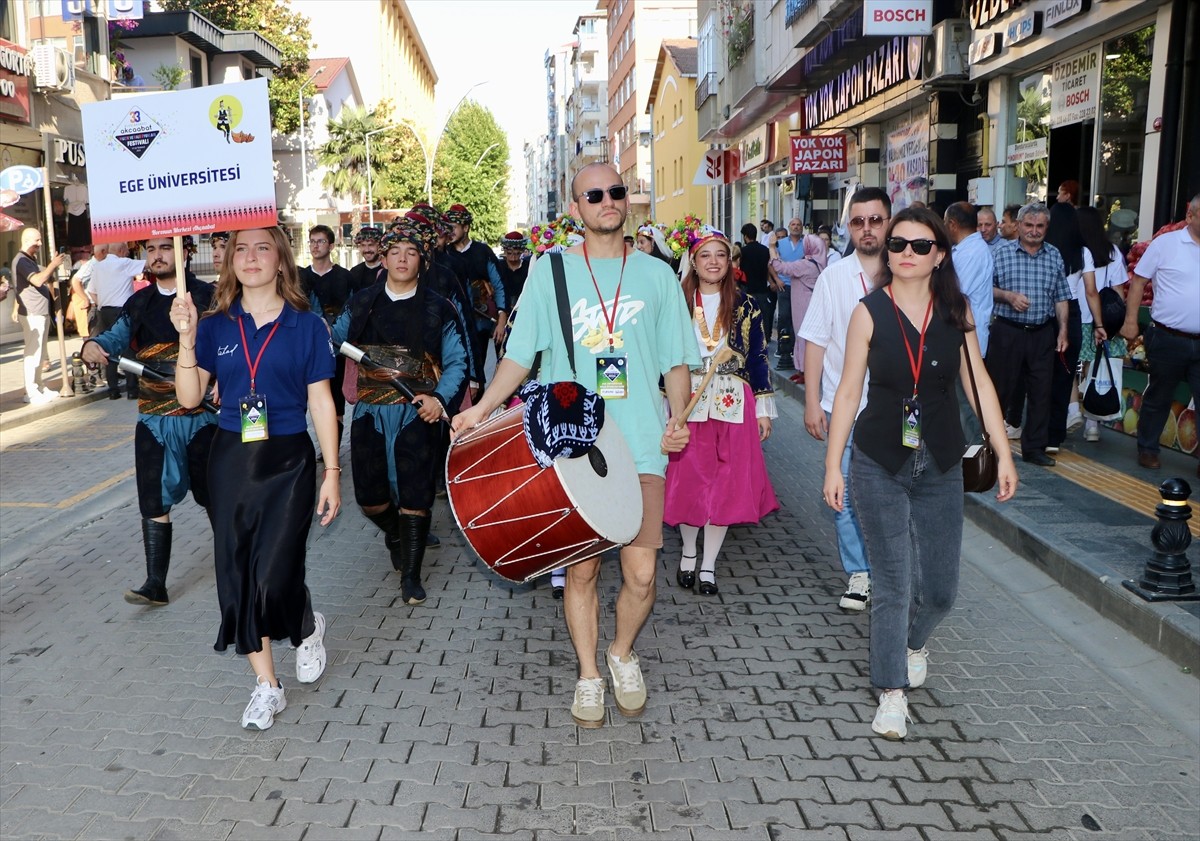 Trabzon'da, "33. Uluslararası Akçaabat Müzik ve Halk Oyunları Festivali" kortej yürüyüşüyle...