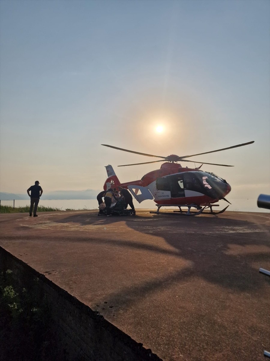 Trabzon'un Çaykara ilçesinde yaylada rahatsızlanan kadın, ambulans helikopterle hastaneye...