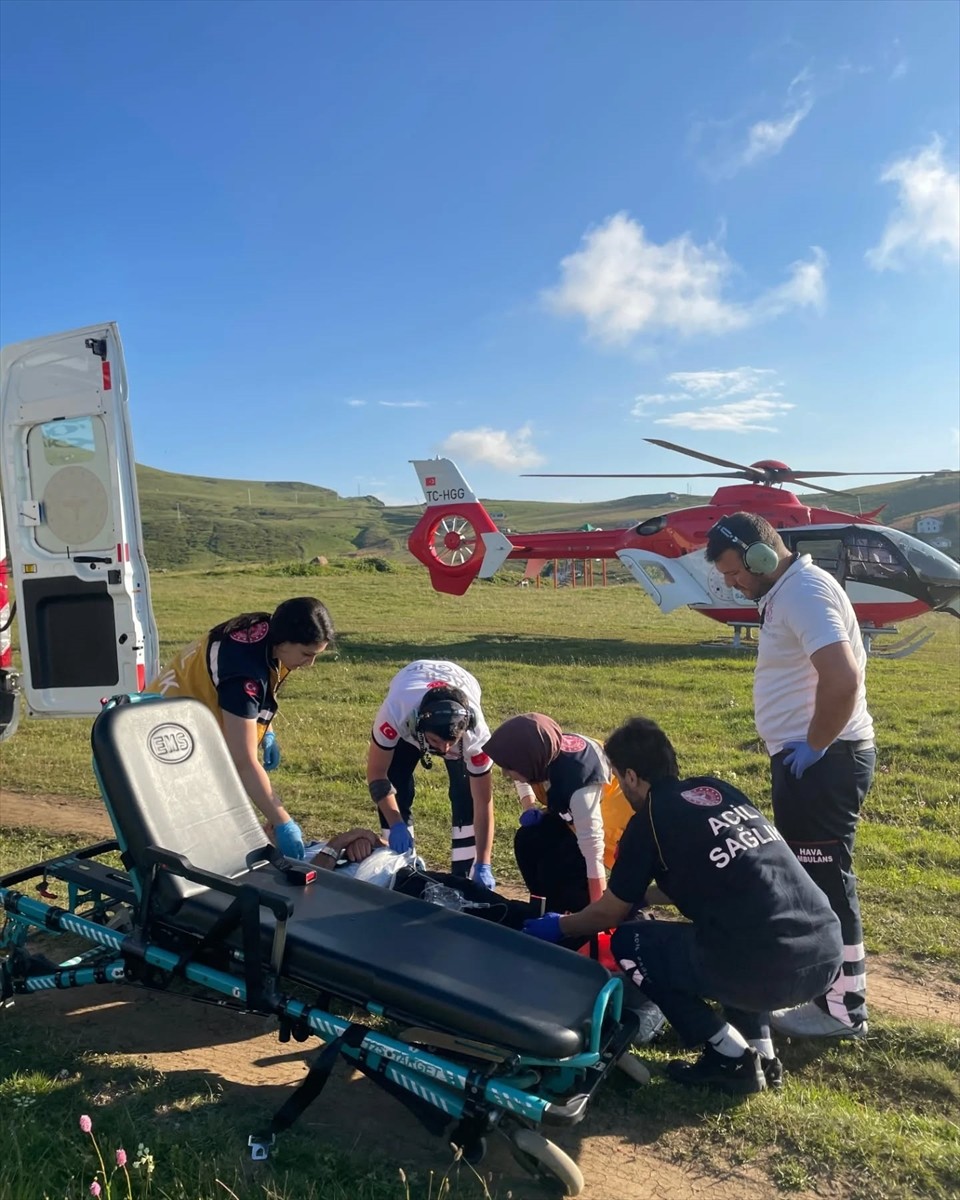 Trabzon'un Düzköy ilçesinde, yaylada düşmesi sonucu ayağında açık kırık oluşan kişi, ambulans...