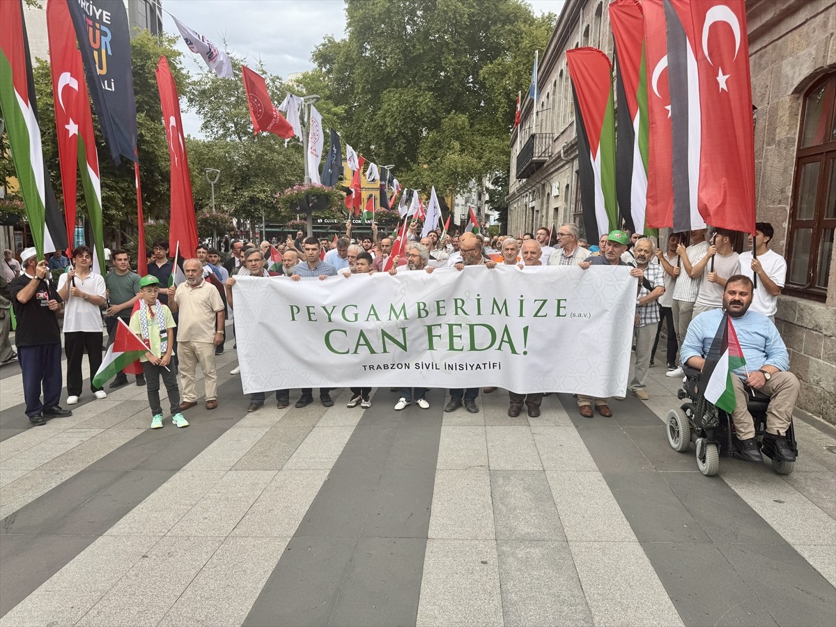 Trabzon'un Ortahisar ilçesinde, Hazreti Muhammed'in karikatür çizimini yayımlayan dergiye tepki...
