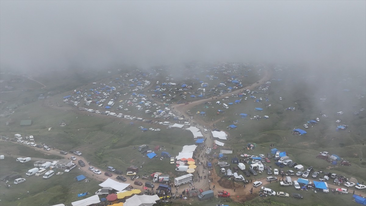 Trabzon'un Şalpazarı ilçesindeki Sis Dağı'nın zirvesinde "204. Geleneksel Sis Dağı Kültür...