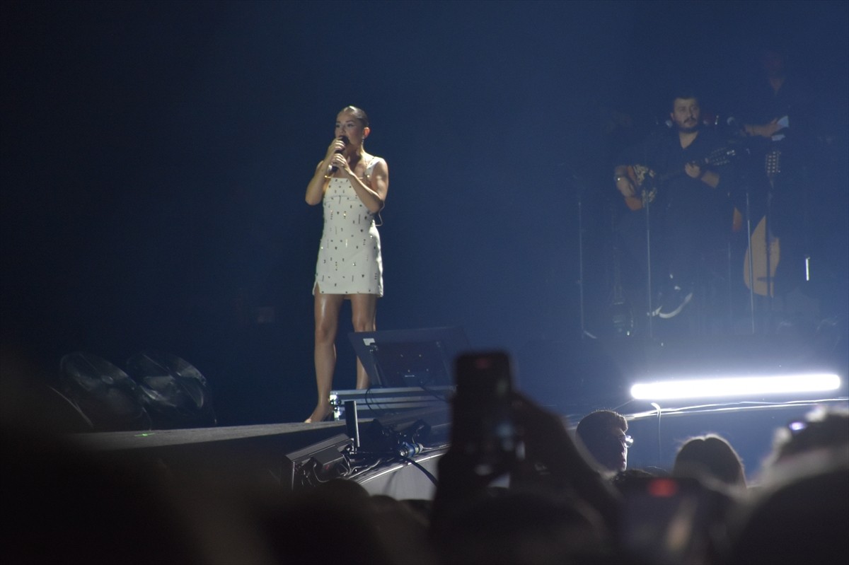 Trabzon Kültür Yolu Festivali'nin altıncı gününde şarkıcı Merve Özbey konser verdi. Festival...