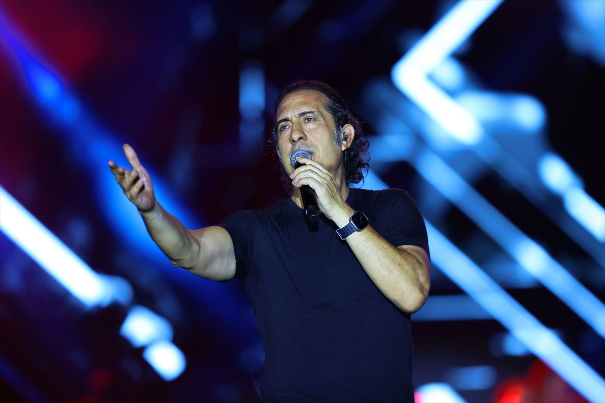 Trabzon Kültür Yolu Festivali'nin beşinci gününde şarkıcı Kıraç sahne aldı. "Endamın yeter"...