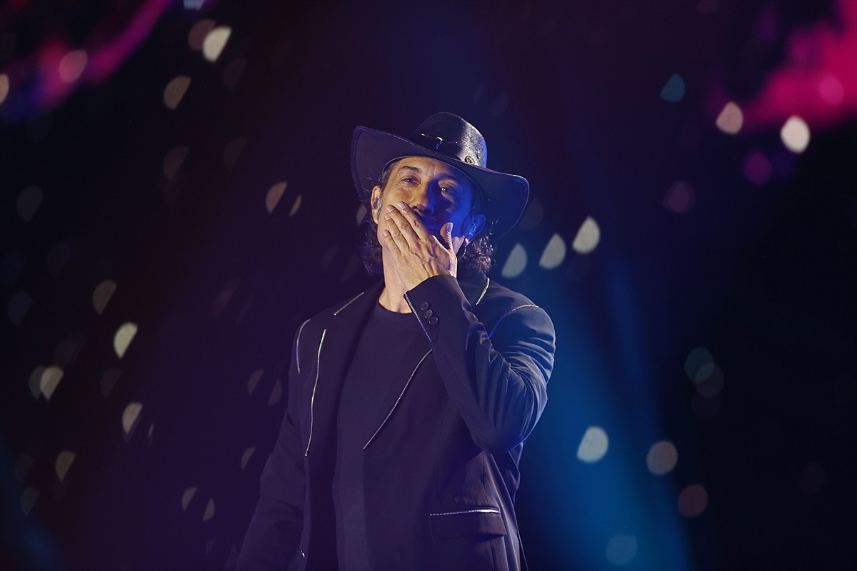 Trabzon Kültür Yolu Festivali'nin beşinci gününde şarkıcı Kıraç sahne aldı. "Endamın yeter"...