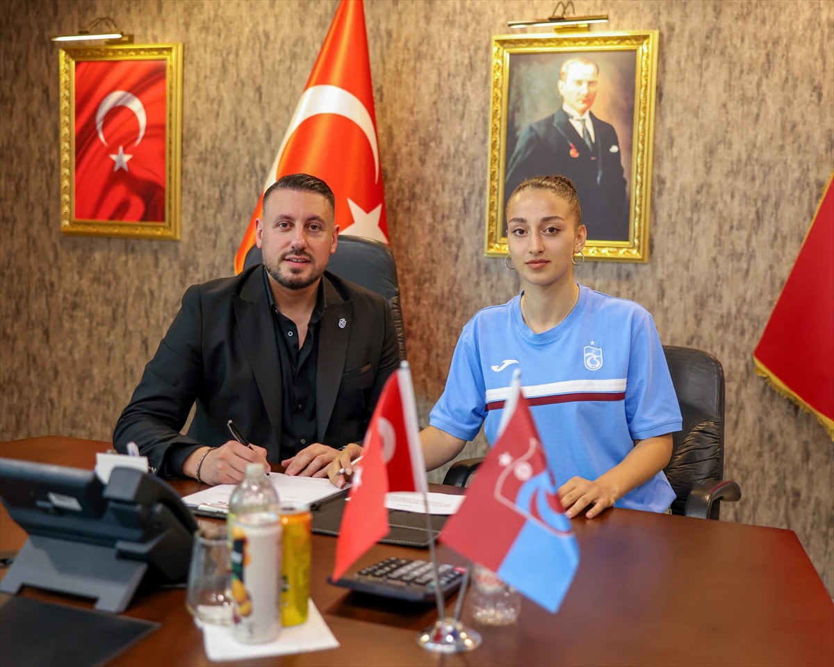 Trabzonspor Boks Takımı, Türkiye Şampiyonu ve Gençler Dünya Üçüncüsü milli sporcu Dilara Sak ile...