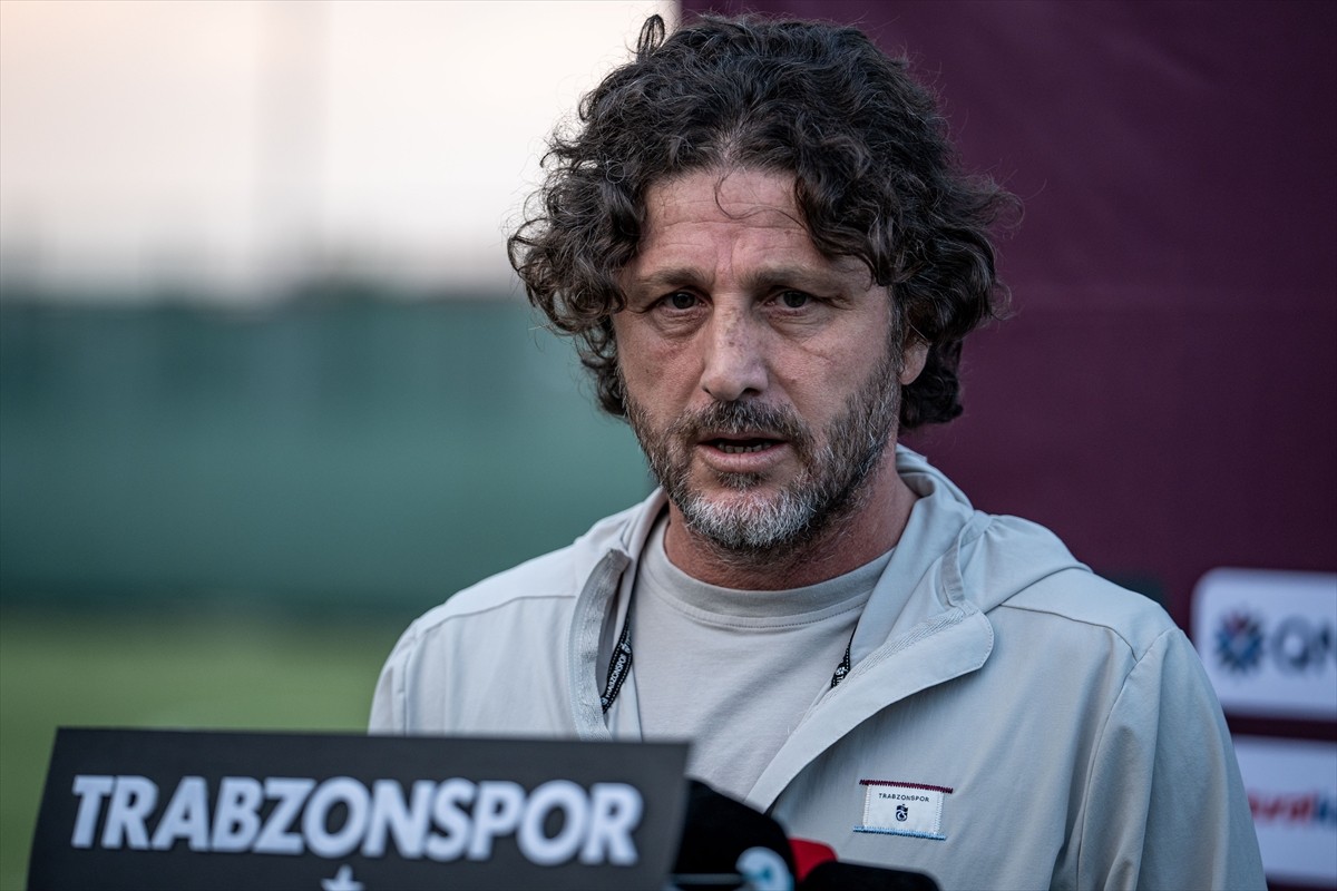 Trabzonspor Teknik Direktörü Fatih Tekke, Erzurum'daki ikinci hazırlık maçında İran takımlarından...