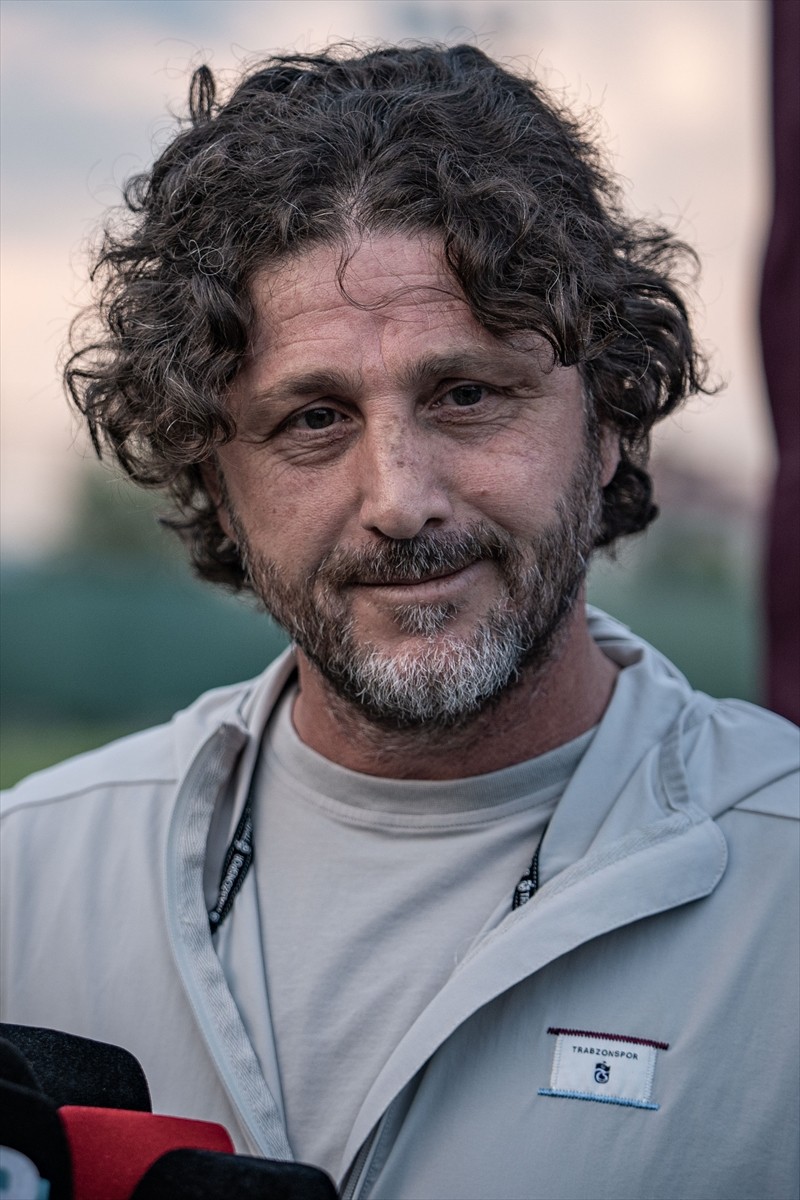 Trabzonspor Teknik Direktörü Fatih Tekke, Erzurum'daki ikinci hazırlık maçında İran takımlarından...