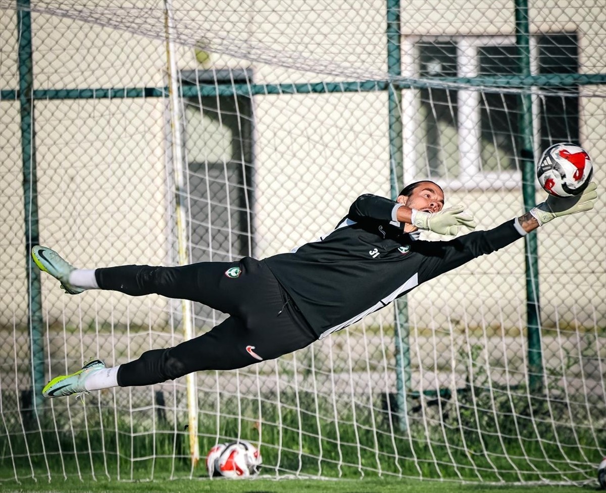 Trendyol 1. Lig ekiplerinden Amed Sportif Faaliyetler, 2025-2026 sezonu hazırlıklarını Erzurum'da...