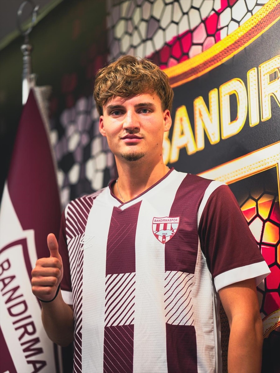 Trendyol 1. Lig ekiplerinden Bandırmaspor, Emirhan Acar'ı (solda) kadrosuna dahil etti.