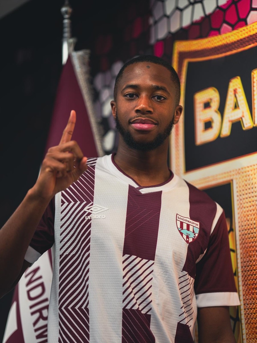 Trendyol 1. Lig ekiplerinden Bandırmaspor, Malili futbolcu Wilson Samake'yi (solda) kadrosuna...