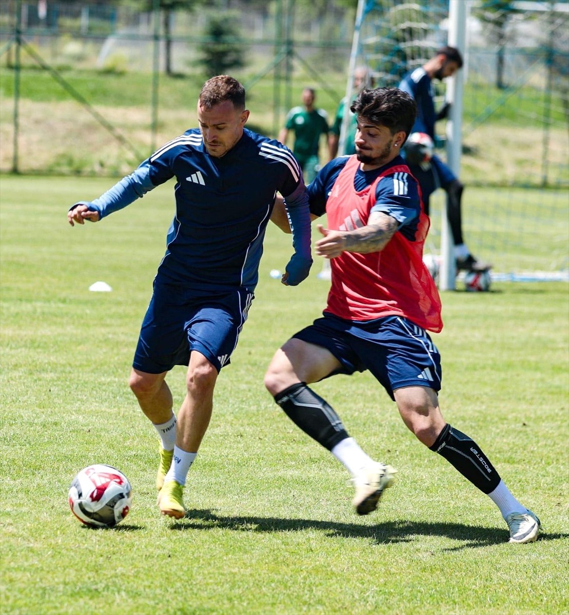 Trendyol 1. Lig ekiplerinden Erzurumspor FK, 2025-2026 sezonu hazırlıklarına Palandöken Dağı...