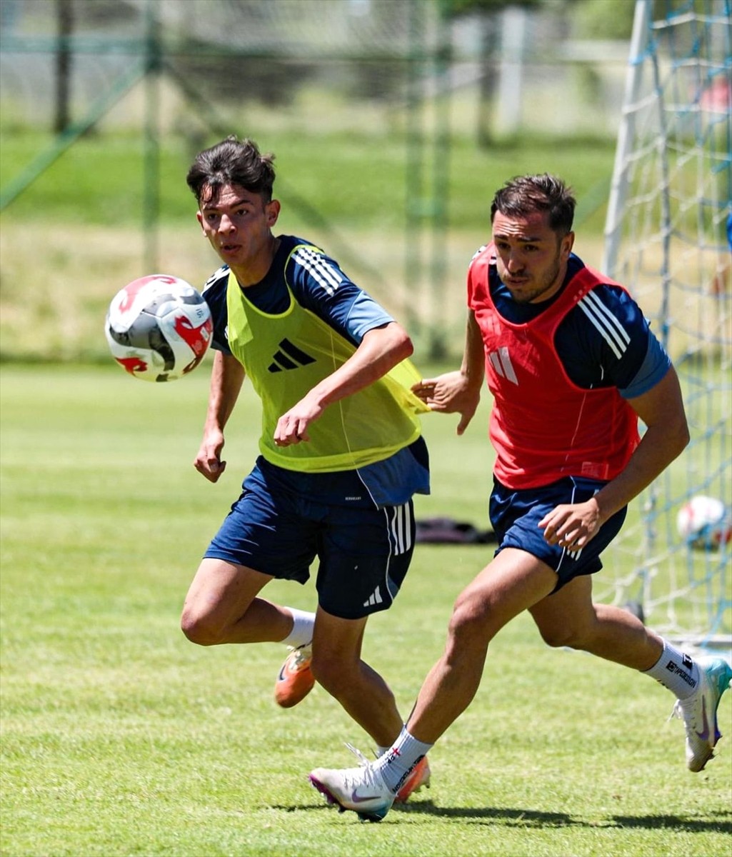 Trendyol 1. Lig ekiplerinden Erzurumspor FK, 2025-2026 sezonu hazırlıklarına Palandöken Dağı...
