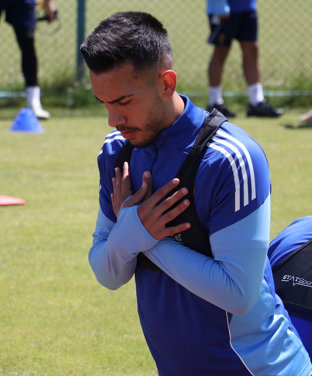  Trendyol 1. Lig ekiplerinden Hatayspor'un 19 yaşındaki futbolcusu Ersin Aydemir, maçlarda daha...