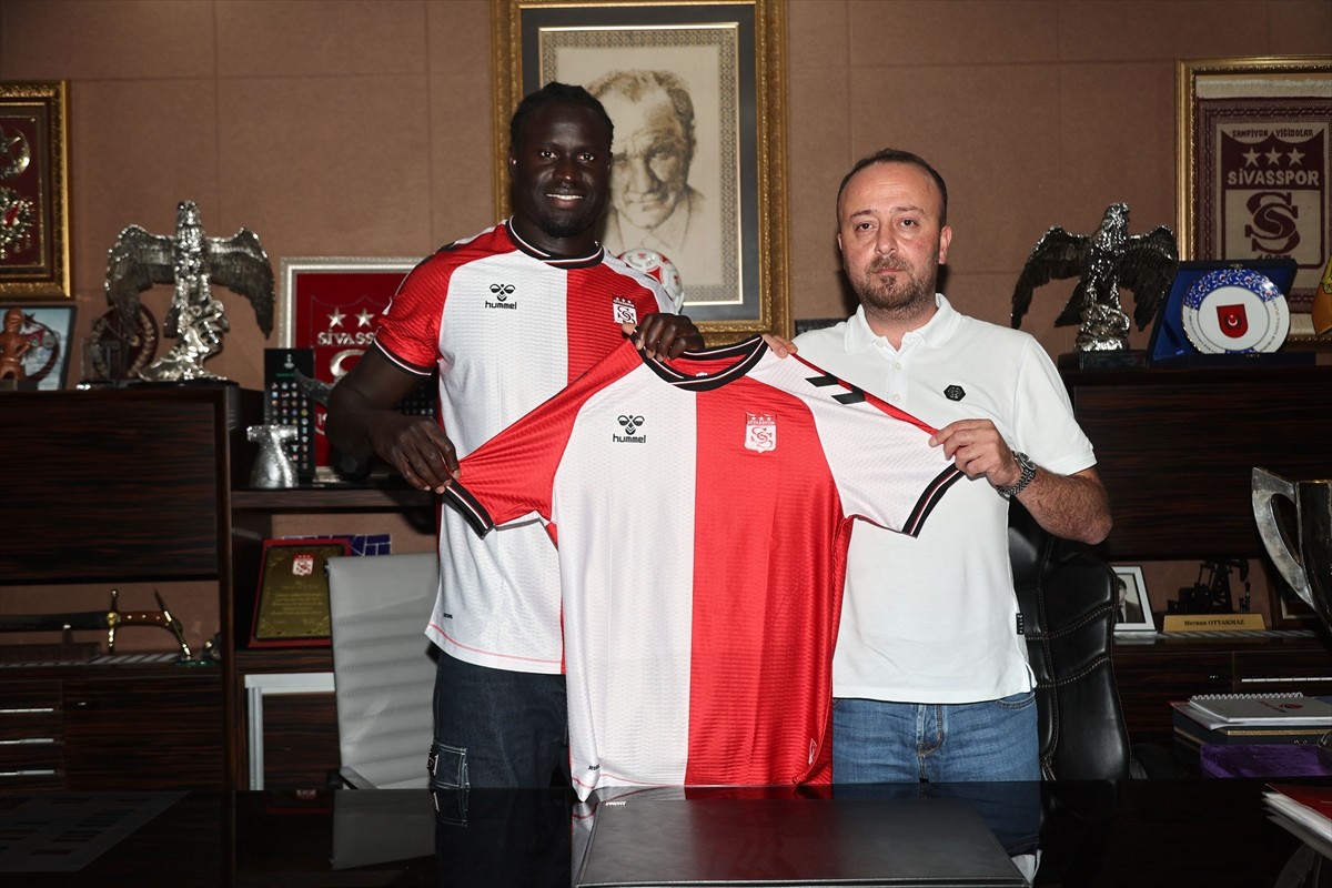 Trendyol 1. Lig ekiplerinden Sivasspor, forvet Aliou Badji (solda) renklerine bağladı.