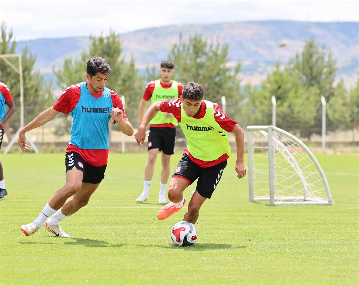 Trendyol 1. Lig ekiplerinden Sivasspor, yeni sezon hazırlıklarına devam etti. 