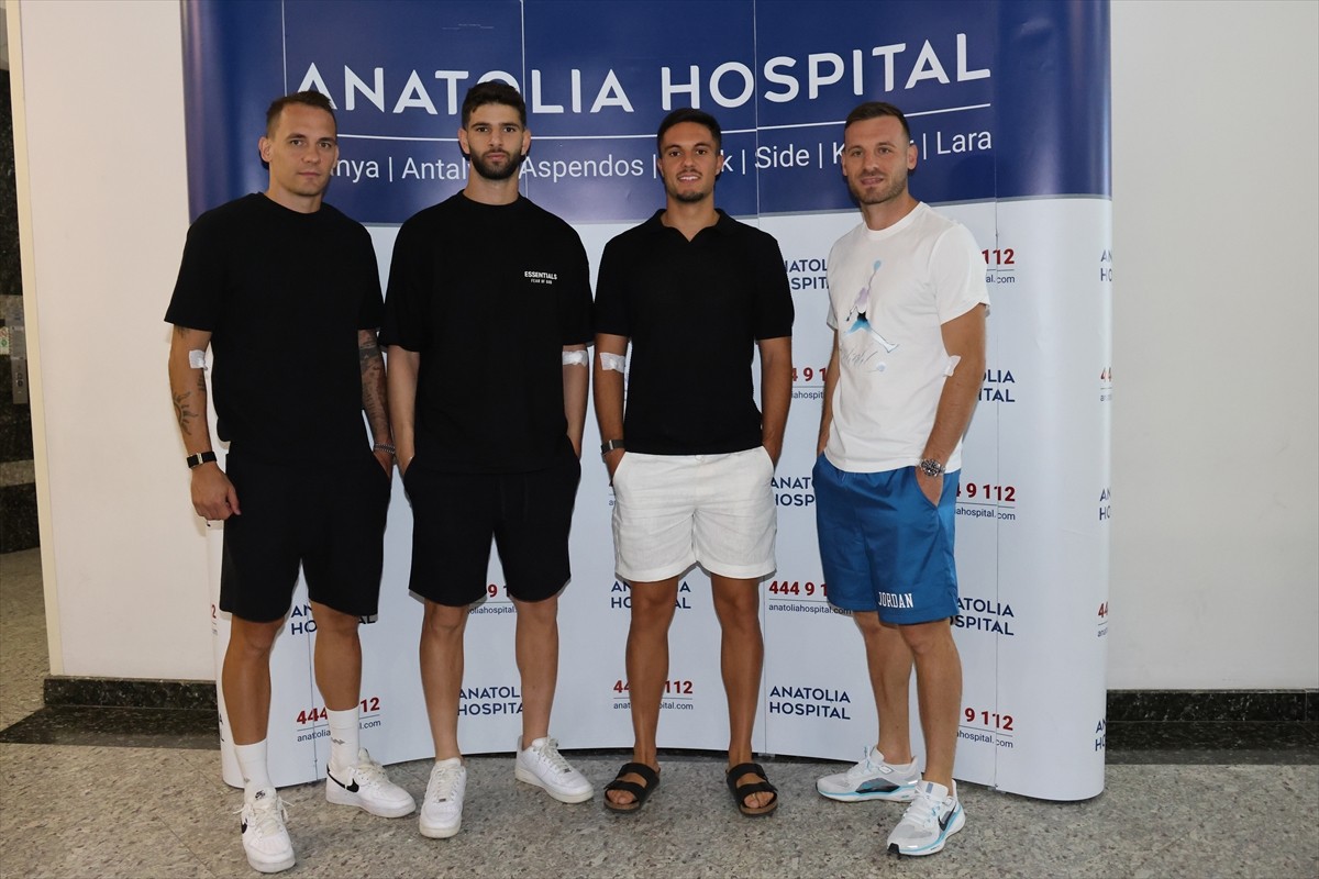 Trendyol Süper Lig ekiplerinden Corendon Alanyaspor'da yeni sezon öncesi teknik ve idari kadro ile...