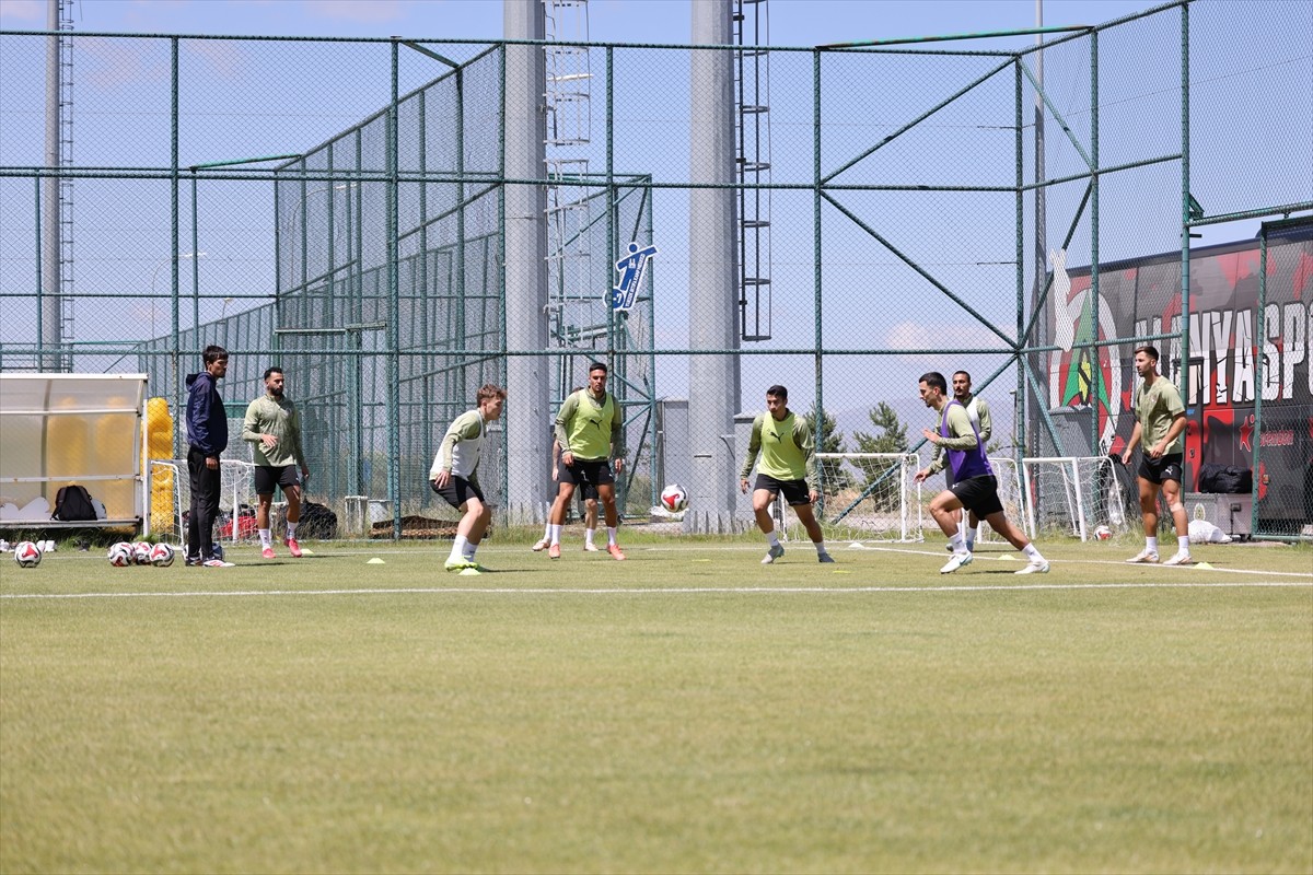 Trendyol Süper Lig ekiplerinden Corendon Alanyaspor, yeni sezon hazırlıklarının birinci etabı için...