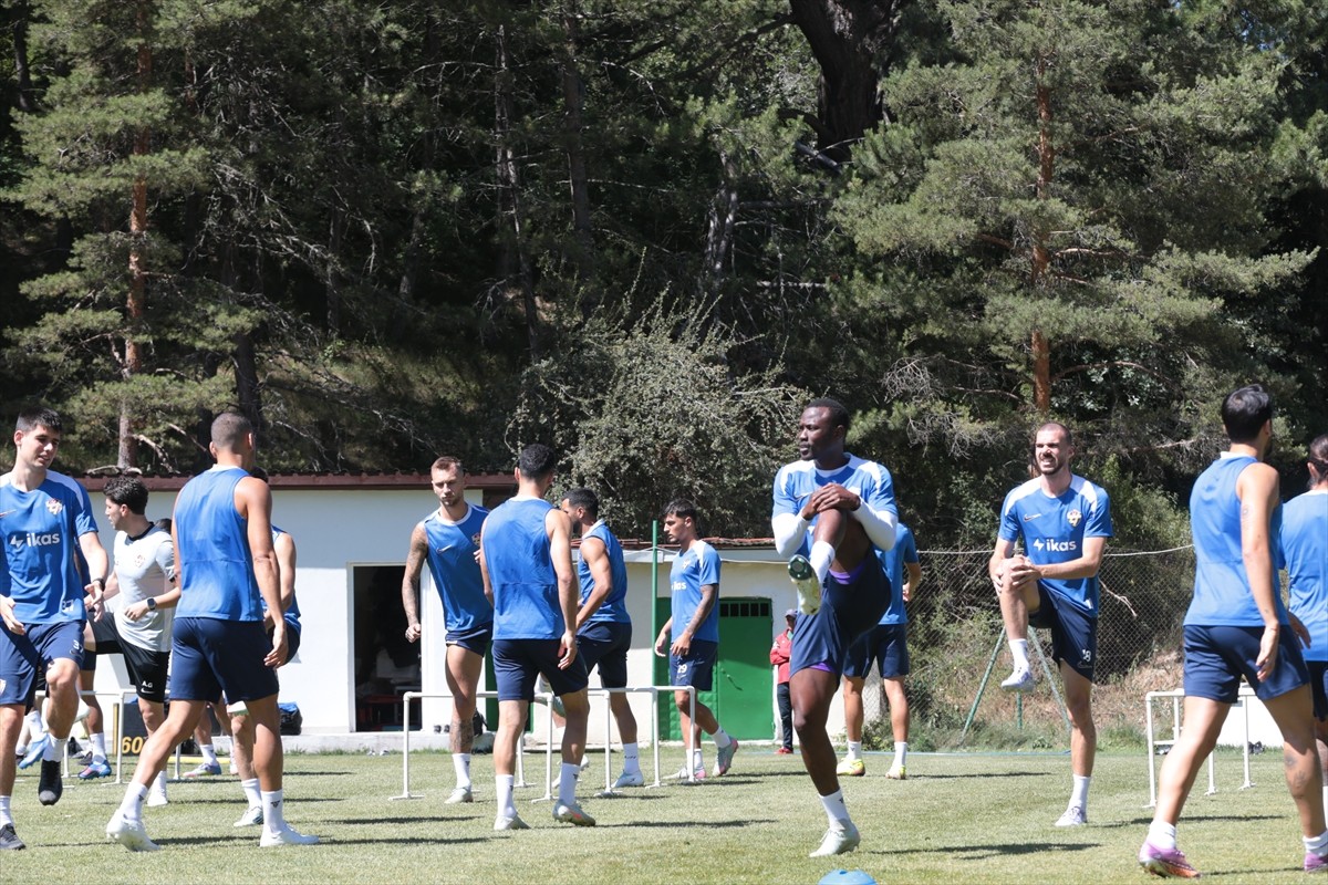 Trendyol Süper Lig ekiplerinden Eyüpspor, üçüncü etap kamp çalışmalarına Bolu'da...