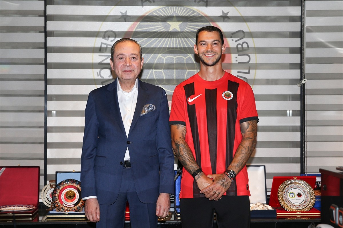 Trendyol Süper Lig ekiplerinden Gençlerbirliği, son olarak İtalya'nın Monza takımında forma giyen...