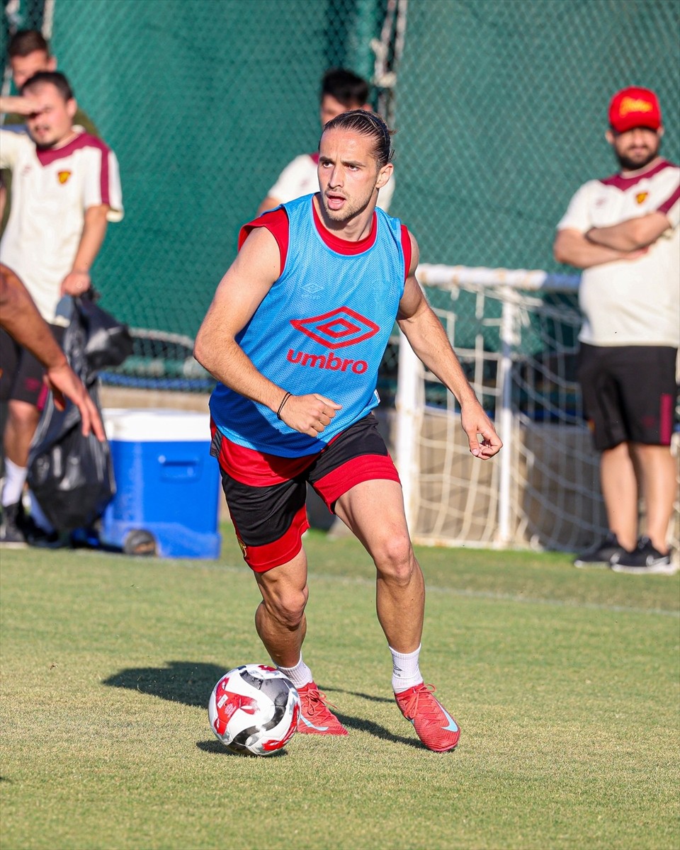 Trendyol Süper Lig ekiplerinden Göztepe, yeni sezon hazırlıklarına çift idmanla devam etti....